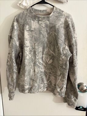Hollister Men's Crewneck Sweatshirt in Gray Leaf Camouflage